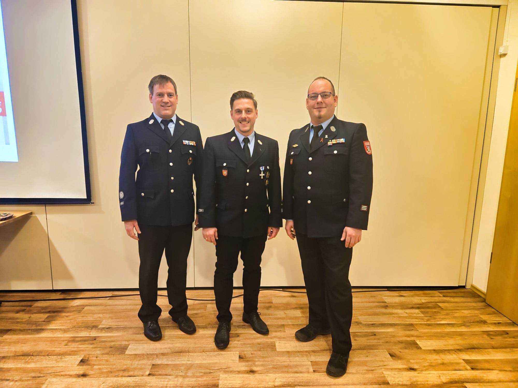 Kommandant Christian Wallrath (Mitte) mit den zwei neuen Stellvertretern Matthias Zehender (re) und Thomas Adlhoch (li)